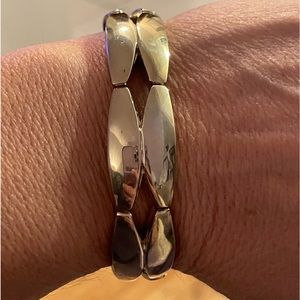 Silver tone vintage stretch bracelet in amazing condition